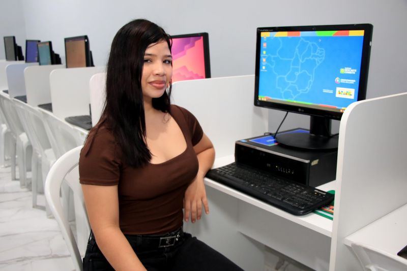 Entrega de computadores para o centro comunitário do Park Anne