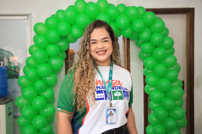Entrega de computadores para o centro comunitário do Park Anne
