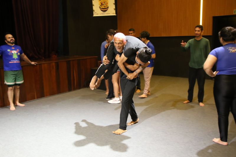 Oficina de Circo no teatro municipal de Ananindeua