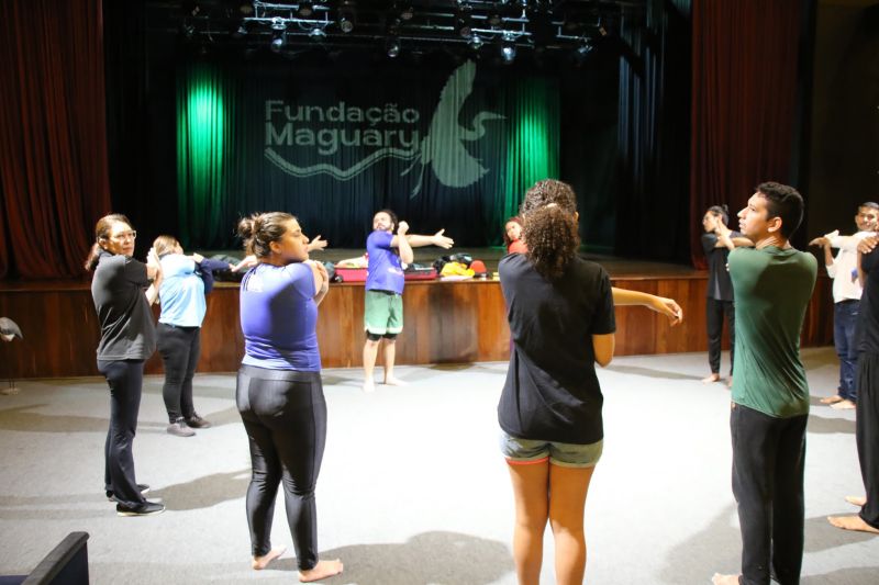 Oficina de Circo no teatro municipal de Ananindeua