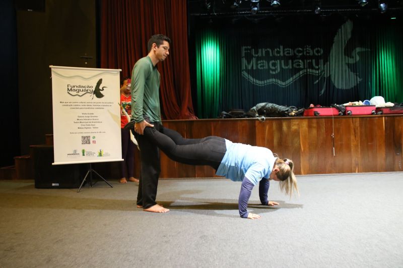 Oficina de Circo no teatro municipal de Ananindeua