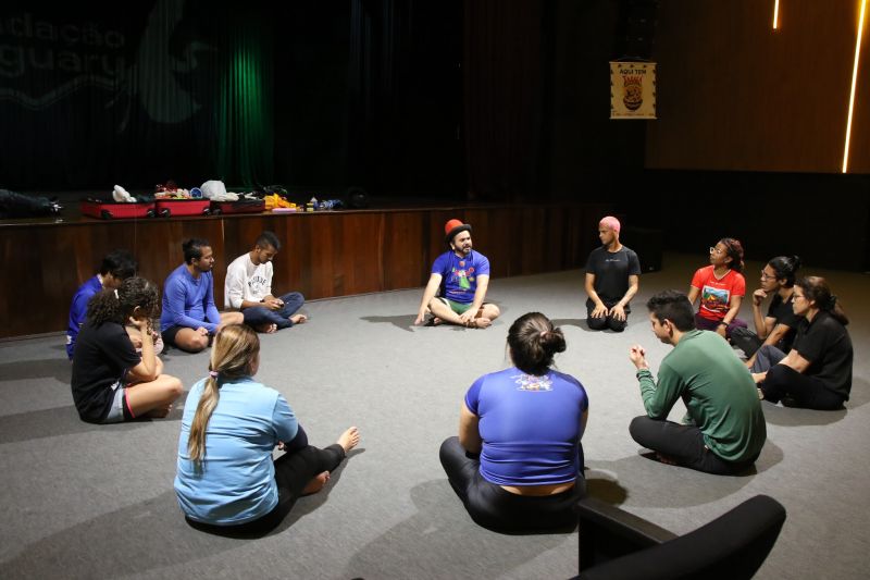 Oficina de Circo no teatro municipal de Ananindeua