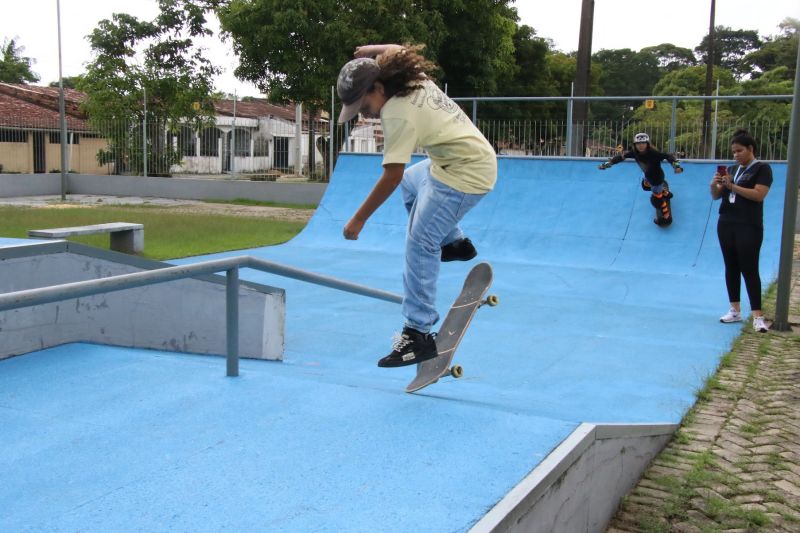 Café com skate edição especial em comemoração do dia Internacional da mulher e melhores do ano no Céu das Artes
