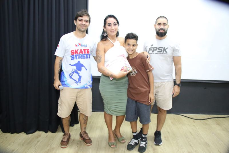 Café com skate edição especial em comemoração do dia Internacional da mulher e melhores do ano no Céu das Artes
