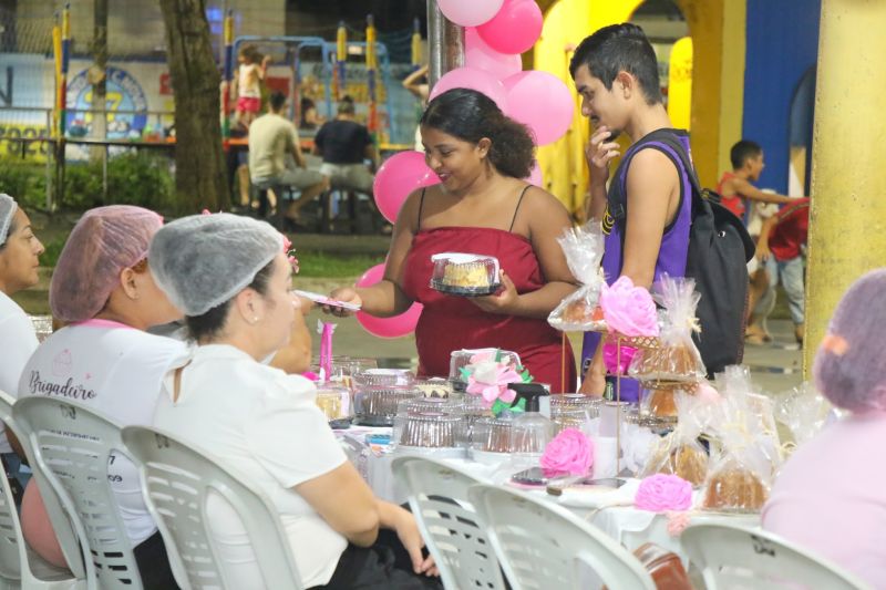 Festival de Bolos na praça da Bíblia