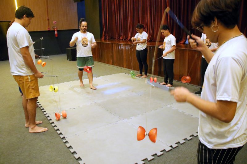 Iniciação às técnicas circenses no teatro municipal de Ananindeua