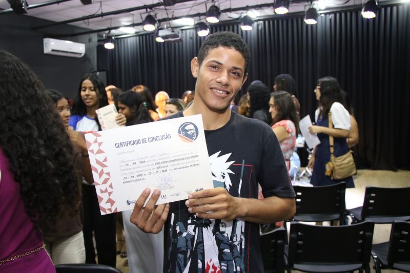 Entrega de certificado do curso profissionalizante no CRAS Estrela
