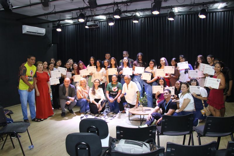 Entrega de certificado do curso profissionalizante no CRAS Estrela