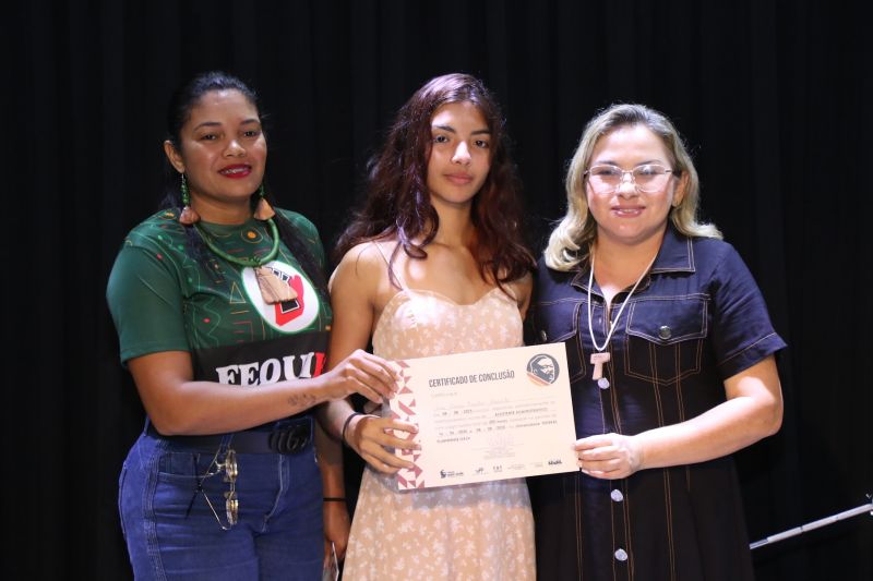 Entrega de certificado do curso profissionalizante no CRAS Estrela