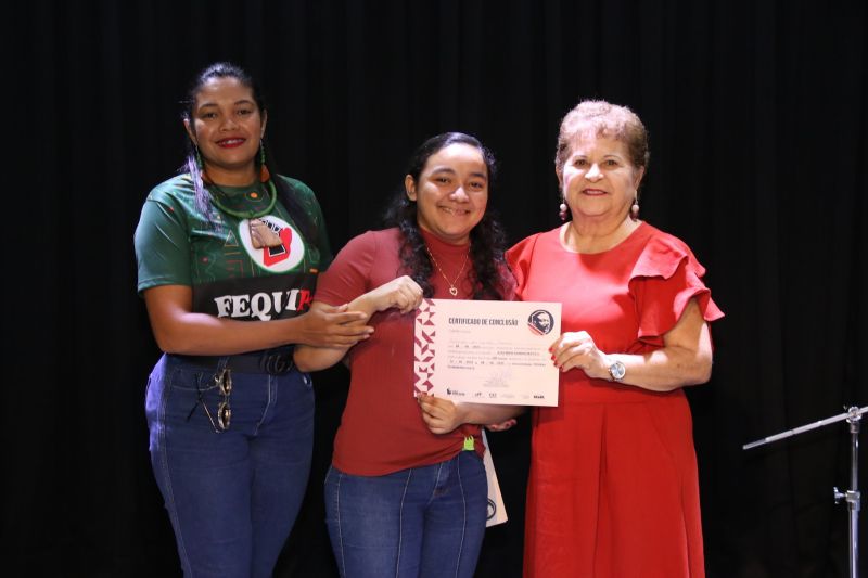 Entrega de certificado do curso profissionalizante no CRAS Estrela