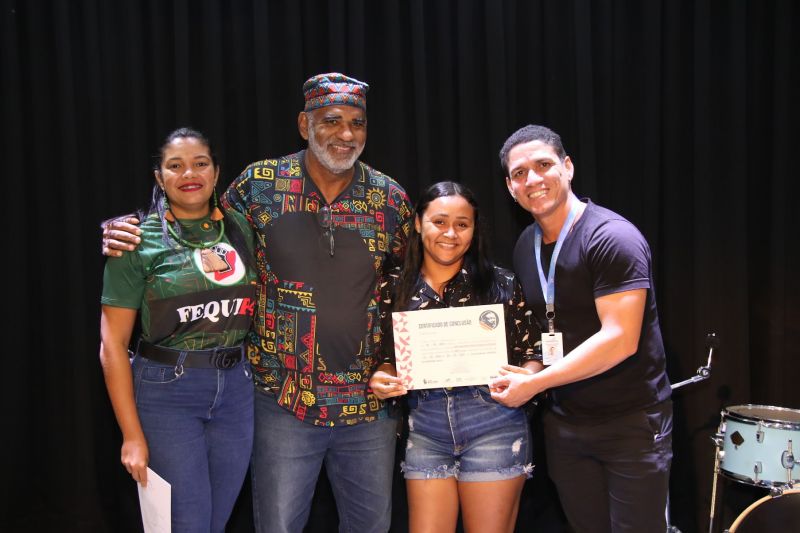 Entrega de certificado do curso profissionalizante no CRAS Estrela