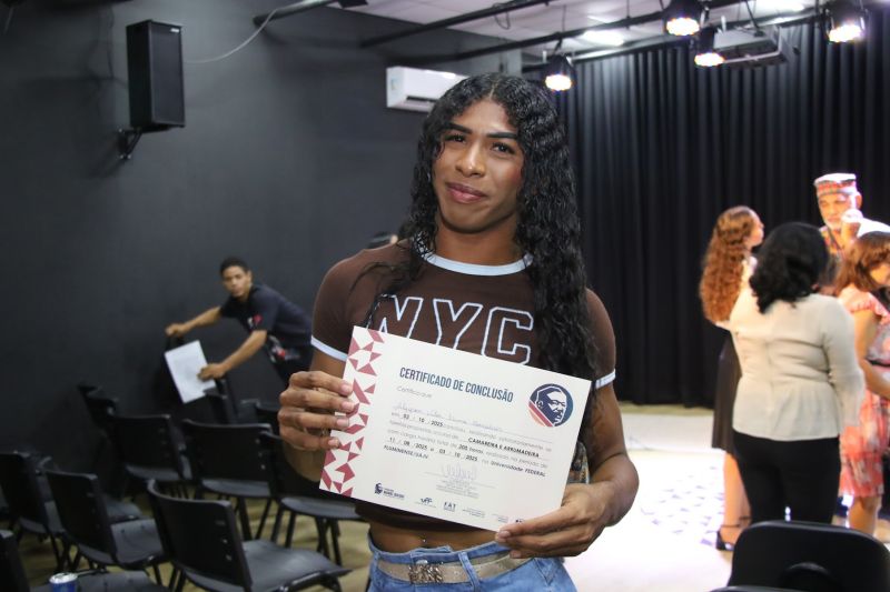 Entrega de certificado do curso profissionalizante no CRAS Estrela