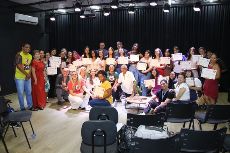 Entrega de certificado do curso profissionalizante no CRAS Estrela