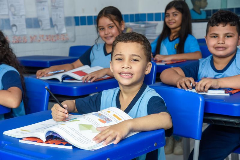 Imagens de alunos da escola EMEF Adelina Lúcia de Sousa no Jardelândia