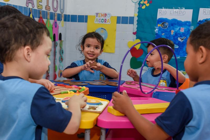 Imagens de alunos da escola EMEF Adelina Lúcia de Sousa no Jardelândia