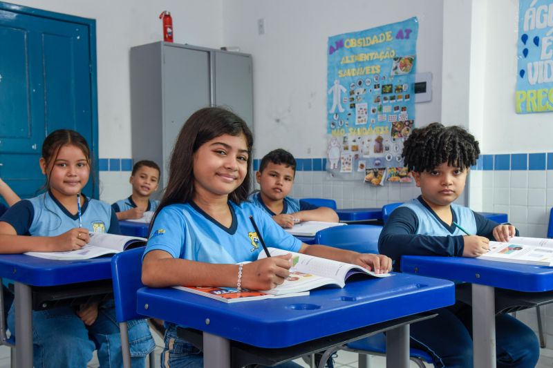 Imagens de alunos da escola EMEF Adelina Lúcia de Sousa no Jardelândia