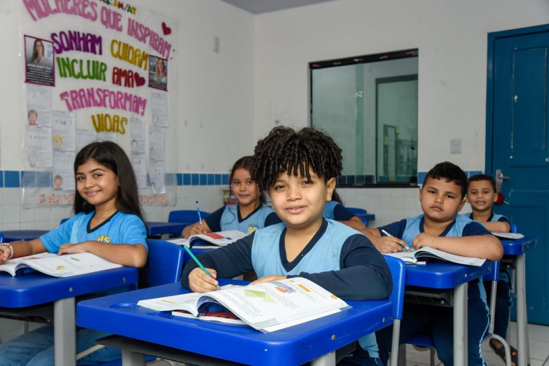 Imagens de alunos da escola EMEF Adelina Lúcia de Sousa no Jardelândia