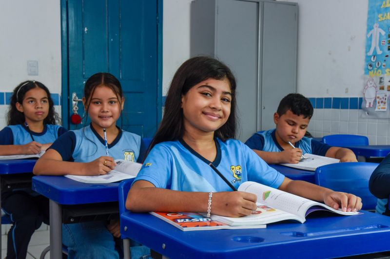 Imagens de alunos da escola EMEF Adelina Lúcia de Sousa no Jardelândia