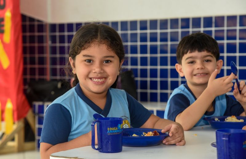 Imagens de alunos da escola EMEF Adelina Lúcia de Sousa no Jardelândia