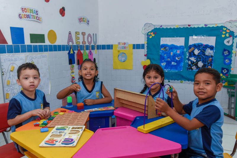 Imagens de alunos da escola EMEF Adelina Lúcia de Sousa no Jardelândia