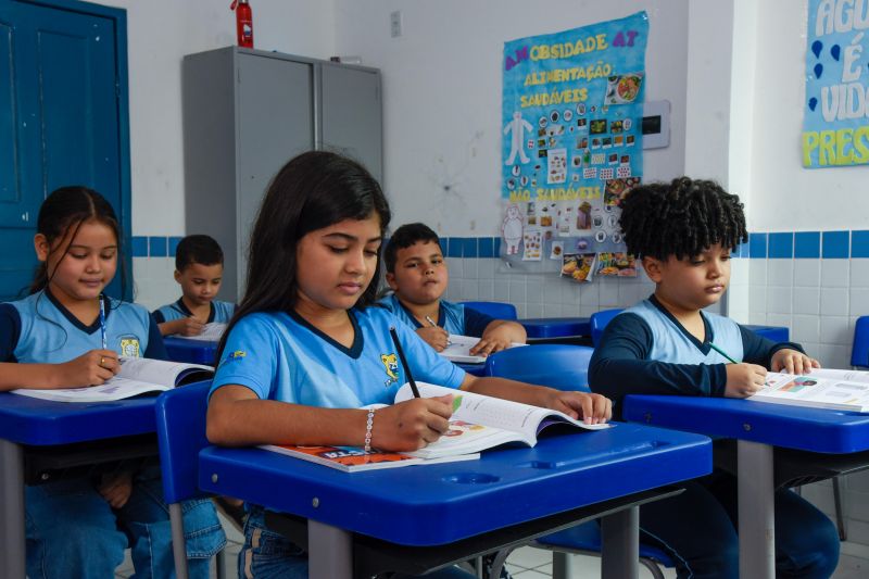 Imagens de alunos da escola EMEF Adelina Lúcia de Sousa no Jardelândia