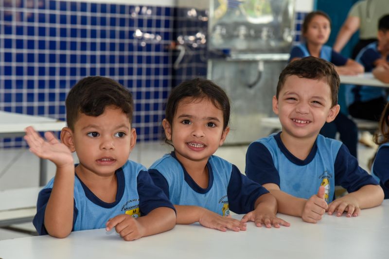 Imagens de alunos da escola EMEF Adelina Lúcia de Sousa no Jardelândia