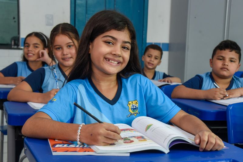 Imagens de alunos da escola EMEF Adelina Lúcia de Sousa no Jardelândia