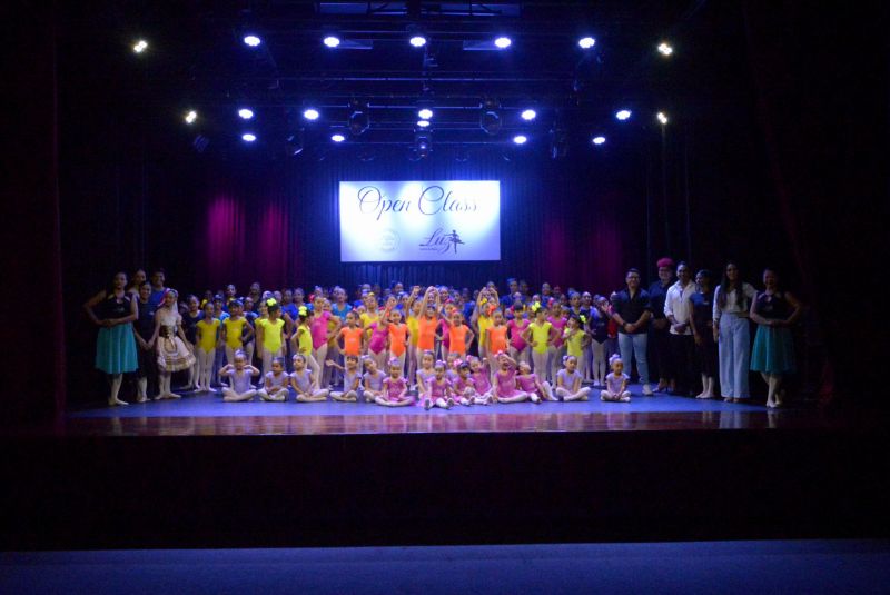 Centro de dança open classe balé no teatro municipal de Ananindeua