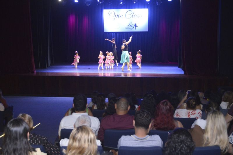 Centro de dança open classe balé no teatro municipal de Ananindeua