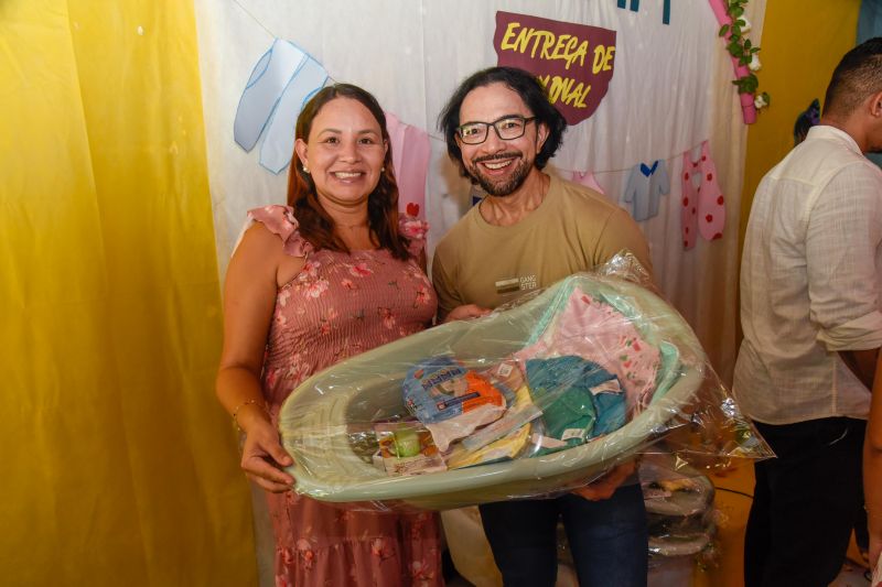 Entrega de Kits Enxoval no CRAS Daniel Reis