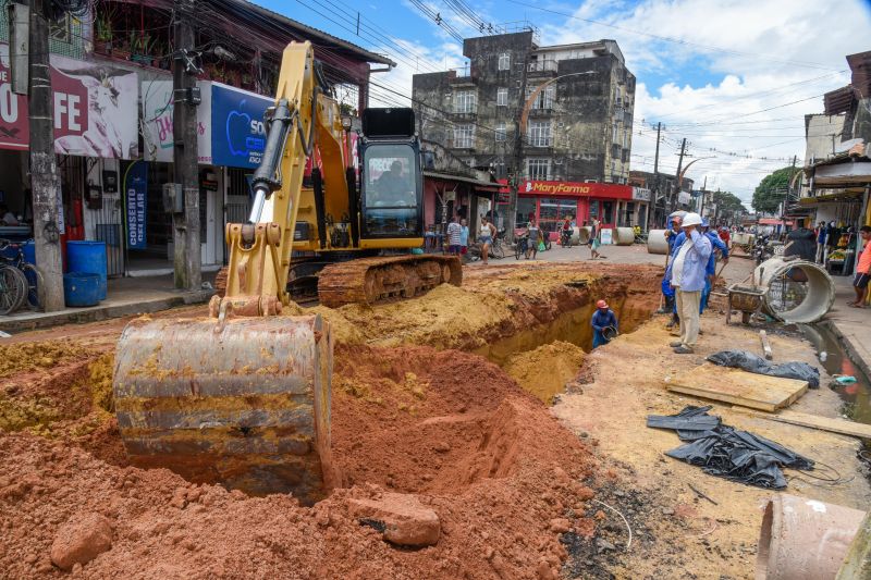 Serviços de Drenagem na arterial 5B próximo ao canteiro central do PAAR
