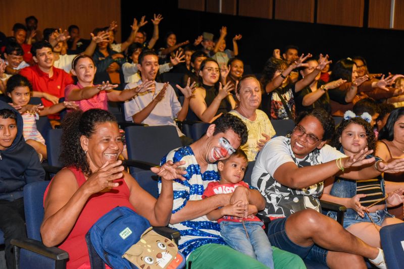 Certificação do curso, Cortejo Circense e Espetáculo Vira Peixe no teatro municipal