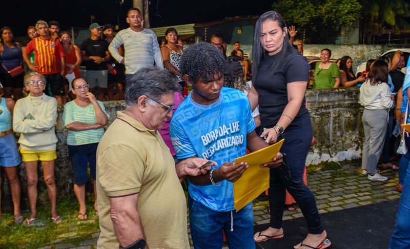 Entrega de títulos de Propriedade na rua 7 de Abril no Icuí