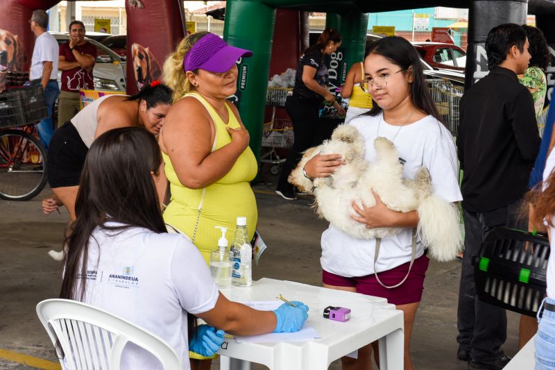 Festival Pet no estacionamento do supermercado Colina
