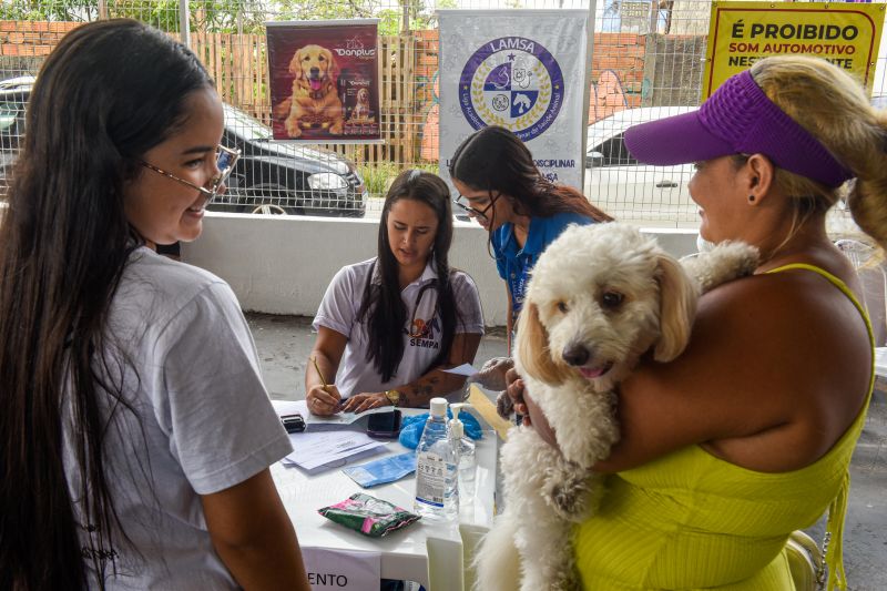 Festival Pet no estacionamento do supermercado Colina