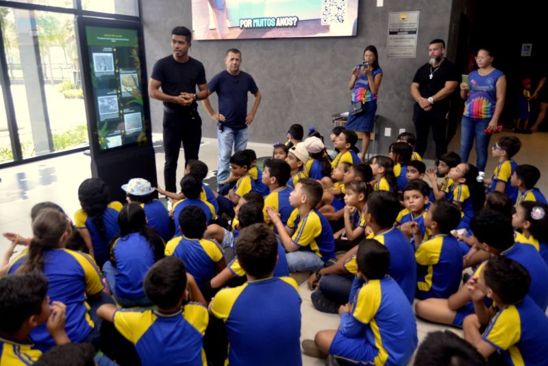 Visita guiada da escola sistema de ensino Um Passo para o Futuro no Parque Cultural Vila Maguary