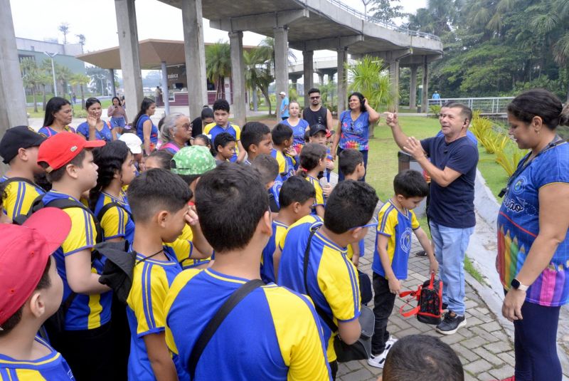 Visita guiada da escola sistema de ensino Um Passo para o Futuro no Parque Cultural Vila Maguary