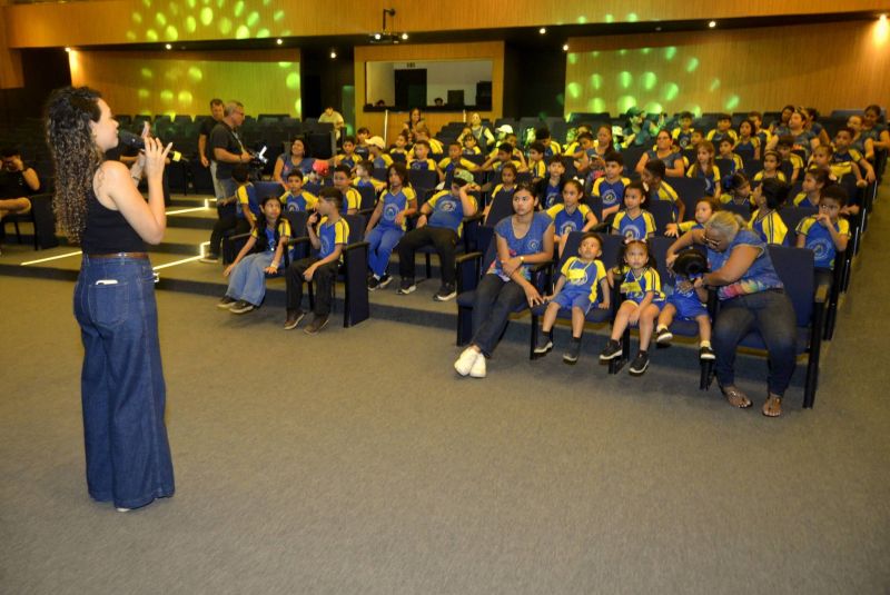 Visita guiada da escola sistema de ensino Um Passo para o Futuro no Parque Cultural Vila Maguary