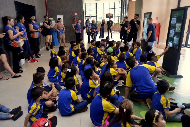 Visita guiada da escola sistema de ensino Um Passo para o Futuro no Parque Cultural Vila Maguary