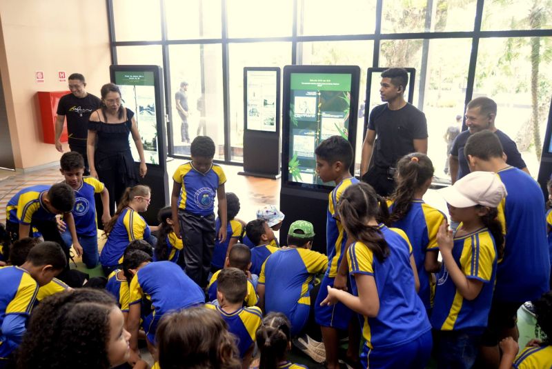 Visita guiada da escola sistema de ensino Um Passo para o Futuro no Parque Cultural Vila Maguary