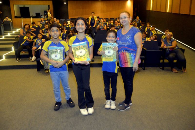 Visita guiada da escola sistema de ensino Um Passo para o Futuro no Parque Cultural Vila Maguary