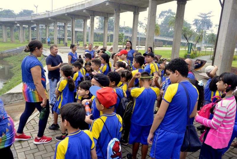 Visita guiada da escola sistema de ensino Um Passo para o Futuro no Parque Cultural Vila Maguary