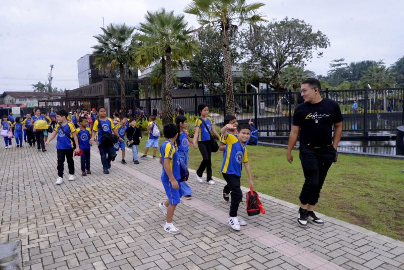 Visita guiada da escola sistema de ensino Um Passo para o Futuro no Parque Cultural Vila Maguary