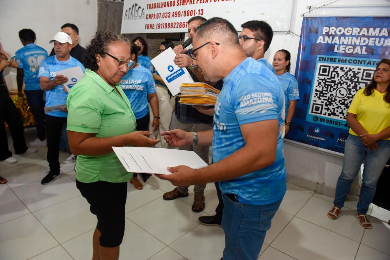Entrega de Certidões de Registro de Imóveis na Comunidade da rua Cajuí no conjunto Guajará ll