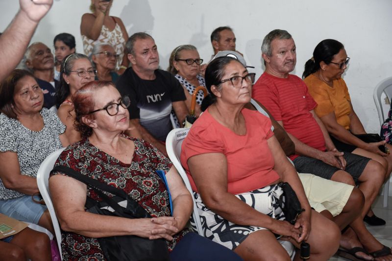 Entrega de Certidões de Registro de Imóveis na Comunidade da rua Cajuí no conjunto Guajará ll