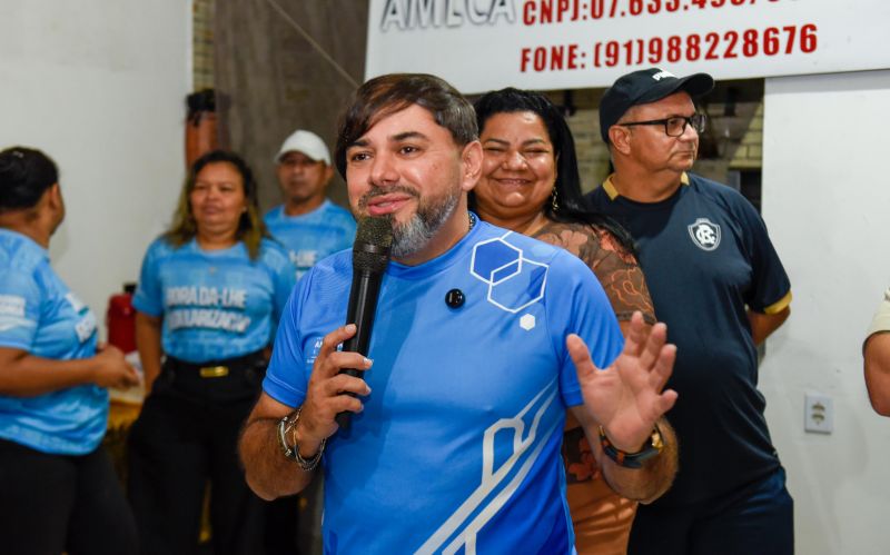 Entrega de Certidões de Registro de Imóveis na Comunidade da rua Cajuí no conjunto Guajará ll