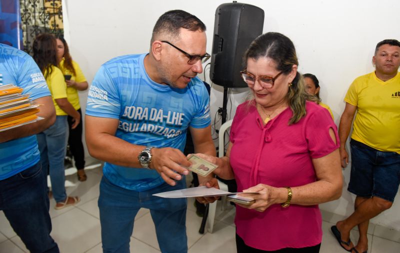Entrega de Certidões de Registro de Imóveis na Comunidade da rua Cajuí no conjunto Guajará ll