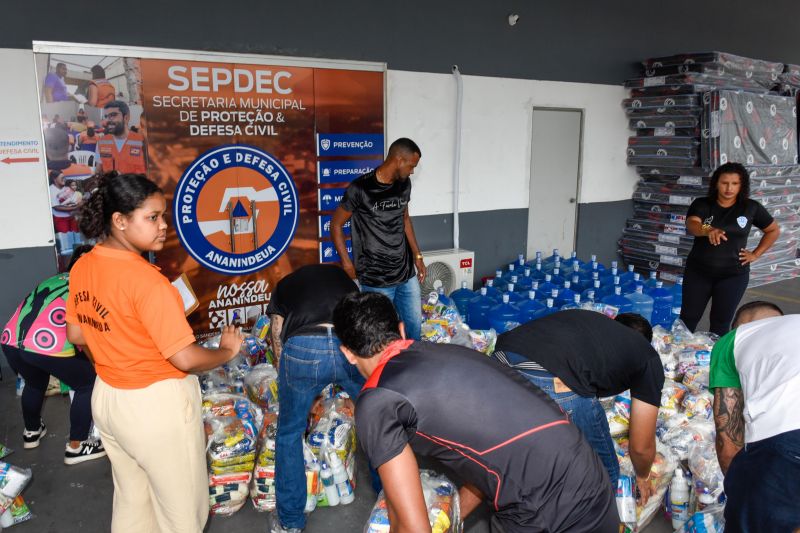 Entrega de ajuda humanitária as família afetadas pelas chuva no bairro Maguari