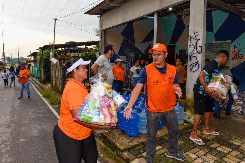 Entrega de ajuda humanitária as família afetadas pelas chuva no bairro Maguari