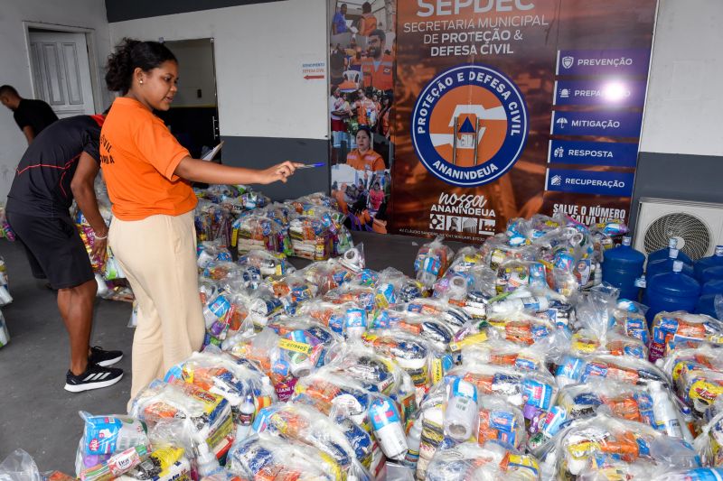 Entrega de ajuda humanitária as família afetadas pelas chuva no bairro Maguari